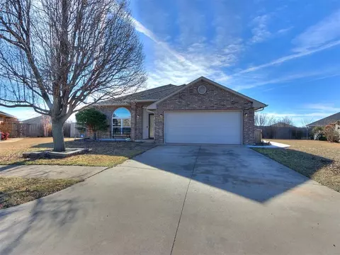 11636 SW 8th St, Yukon, OK 73099