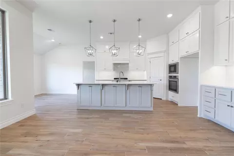 3933 Lynne Ave, Edmond, OK 73012