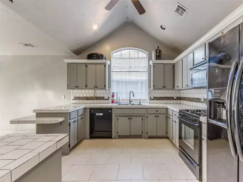 17201 Crest Vly, Edmond, OK 73012