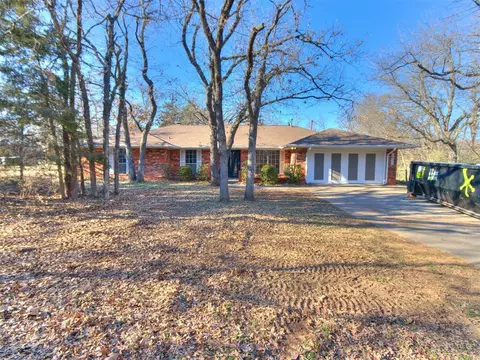 1933 Red Fox Rd, Edmond, OK 73034