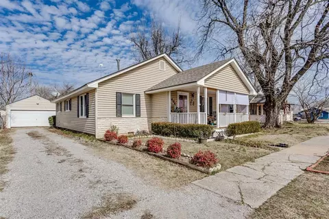 404 SW Burt St, Minco, OK 73059 photo 2