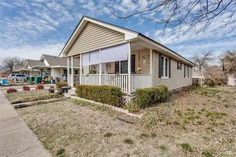 404 SW Burt St, Minco, OK 73059 photo 3