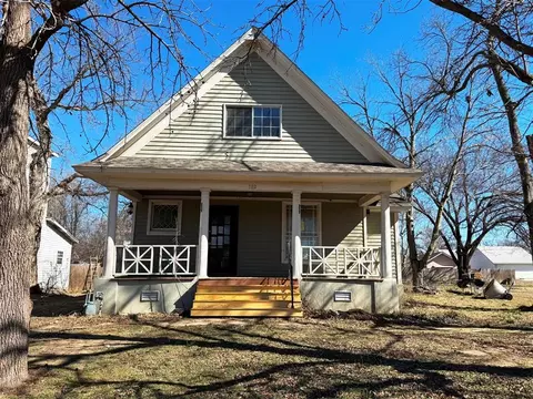 102 S 2nd St, Tonkawa, OK 74653