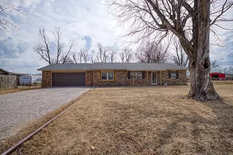 210 Maple St, Hennessey, OK 73742