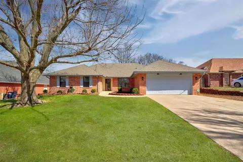 313 Club House Dr, Shawnee, OK 74801