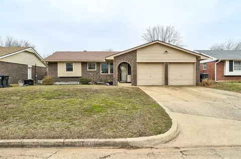 1040 SW 1st St, Moore, OK 73160