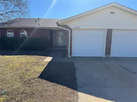1028 N Arlington Dr, Yukon, OK 73099