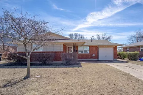 956 SW 2nd St, Moore, OK 73160