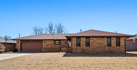 572 Sunset Dr, Watonga, OK 73772