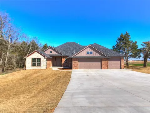 9040 Oak Tree Cir, Edmond, OK 73025
