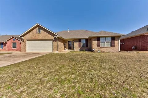 1353 NW 8th St, Moore, OK 73170