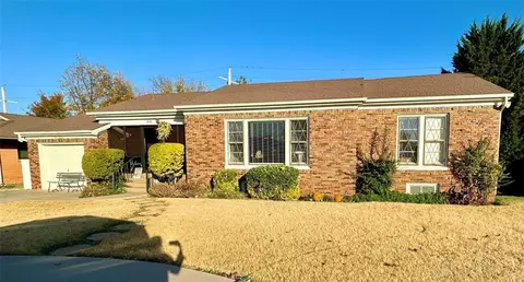 415 S 14th St, Clinton, OK 73601