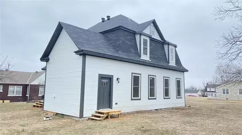 Exterior - 129 S 8th St, Mcloud, OK 74851 photo 3 of 4