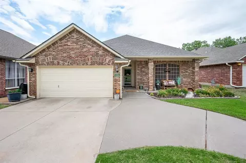 1113 Oak Creek Dr, Moore, OK 73160