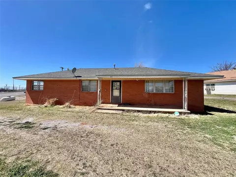 140 S Main St, Leedey, OK 73654