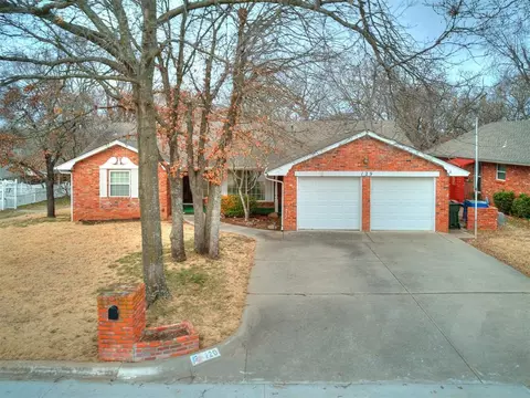 129 Chaucer Crescent St, Midwest City, OK 73130