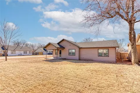1204 W 5th St, Elk City, OK 73644