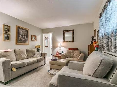 913 N Berry Rd, Norman, OK 73069