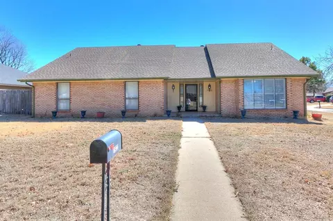 1922 Lankestar Way, Yukon, OK 73099
