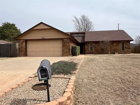 1320 N Adams St, Weatherford, OK 73096