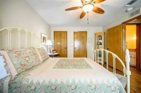 Bedroom - 908 Circle Dr, Broken Bow, OK 74728 photo 11 of 12