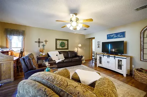 Living - 908 Circle Dr, Broken Bow, OK 74728 photo 1 of 2