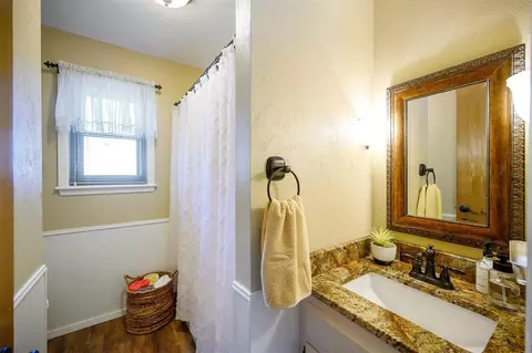 Bath - 908 Circle Dr, Broken Bow, OK 74728 photo 4 of 4
