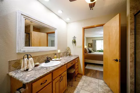 Bath - 908 Circle Dr, Broken Bow, OK 74728 photo 2 of 4