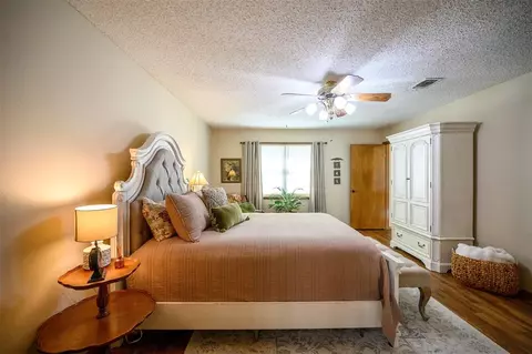 Bedroom - 908 Circle Dr, Broken Bow, OK 74728 photo 5 of 12