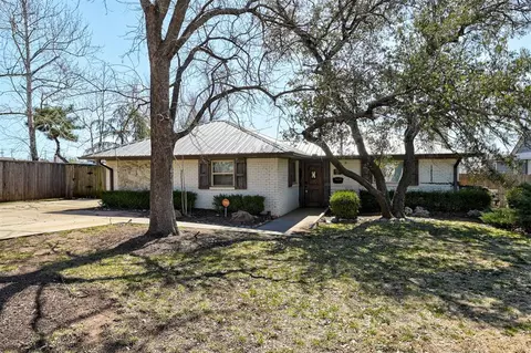 1100 Bedford Dr, Nichols Hills, OK 73116
