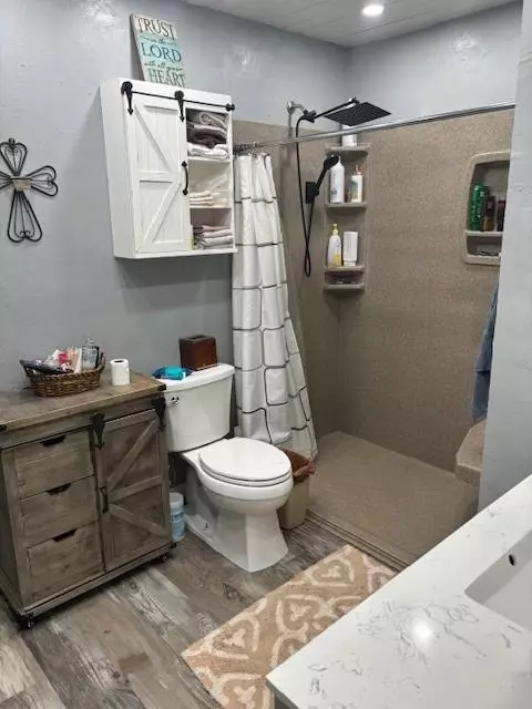 Bath - 354504 E 980 Rd, Prague, OK 74864 photo 2 of 6