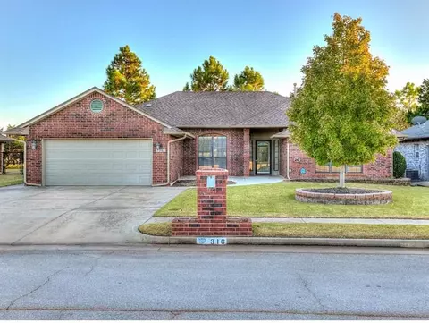 316 SE 33rd St, Moore, OK 73160