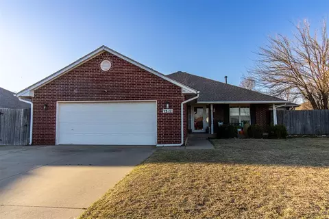 1317 Washington Cir, Moore, OK 73160