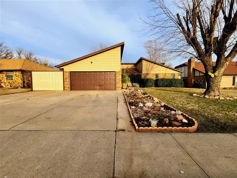 1412 Smoking Tree, Moore, OK 73160