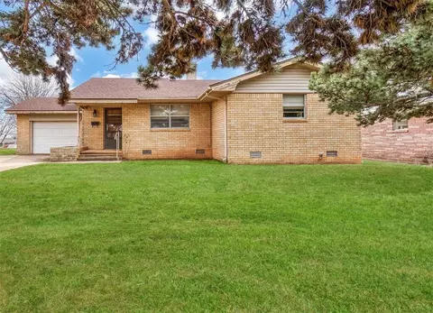 1311 N College St, Cordell, OK 73632