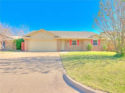 1232 Glenwood Dr, Moore, OK 73160