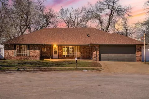 1213 Woodbine Cir, Moore, OK 73160