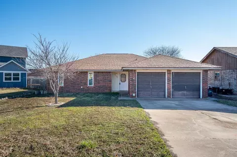 1210 Glenwood Dr, Moore, OK 73160