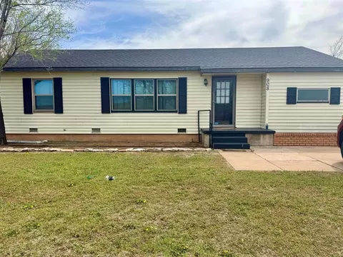 908 E North Boundary St, Sentinel, OK 73664