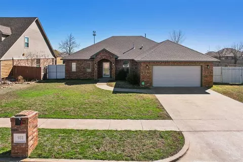 932 SW 15th St, Moore, OK 73160