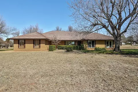 Exterior - 1120 Par Ave, Guthrie, OK 73044 photo 3 of 4