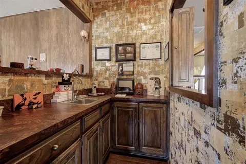 Kitchen - 1120 Par Ave, Guthrie, OK 73044 photo 4 of 4