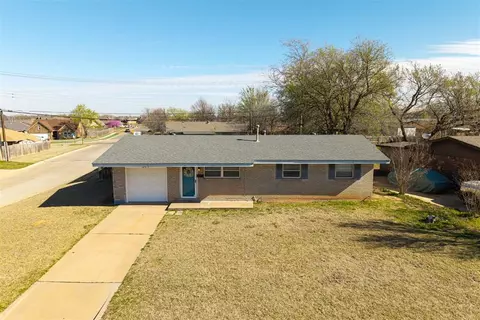 641 SW 12th St, Moore, OK 73160