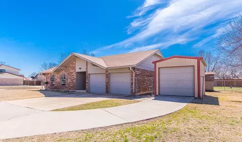 1217 Kings Ct, Moore, OK 73160