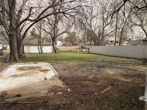 212 S 4th St, Mcloud, OK 74851 photo 4