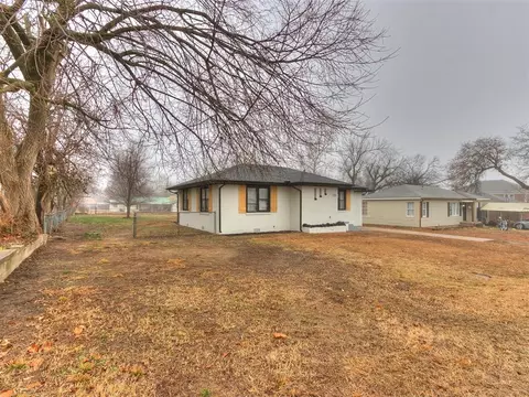 325 S 4th St, Mcloud, OK 74851 photo 6