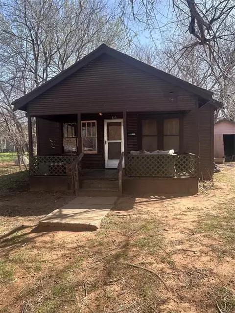 815 S 10th St, Chickasha, OK 73018