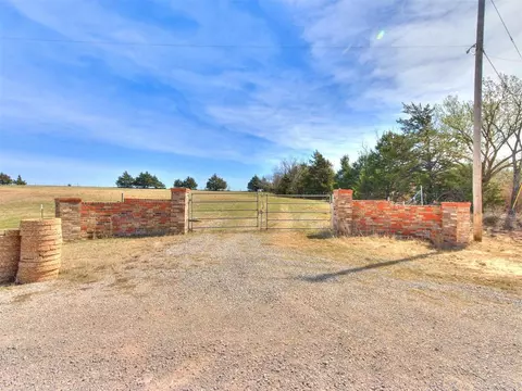 5040 Springfield Dr, Guthrie, OK 73044
