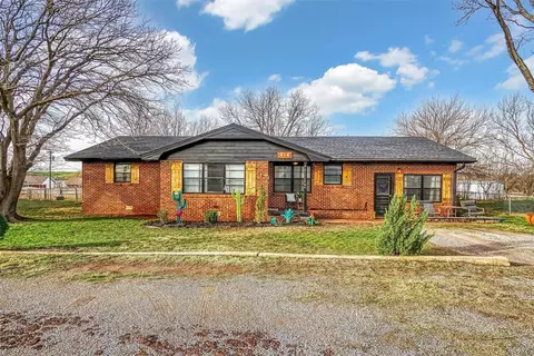 814 S Magnolia Ave, Cordell, OK 73632