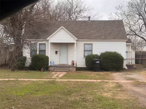 118 NE 2nd St, Moore, OK 73160